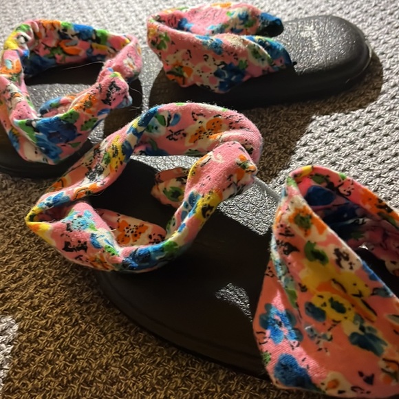 Children Sanuk sandal size 3-4 yoga sling with floral print design - Picture 4 of 5